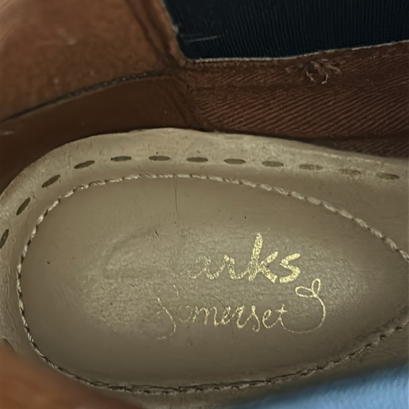 Clarks Taylor Shine Somerset Tan Chelsea Boots with Black Panels - Picture 5 of 11